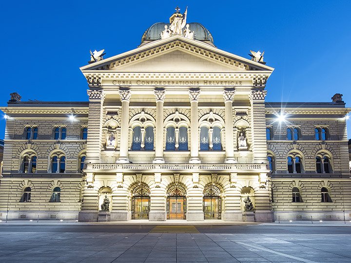 Blick auf die Berner Altstadt mit dem Bundeshaus, wenige Minuten von beiden Casino-Häusern